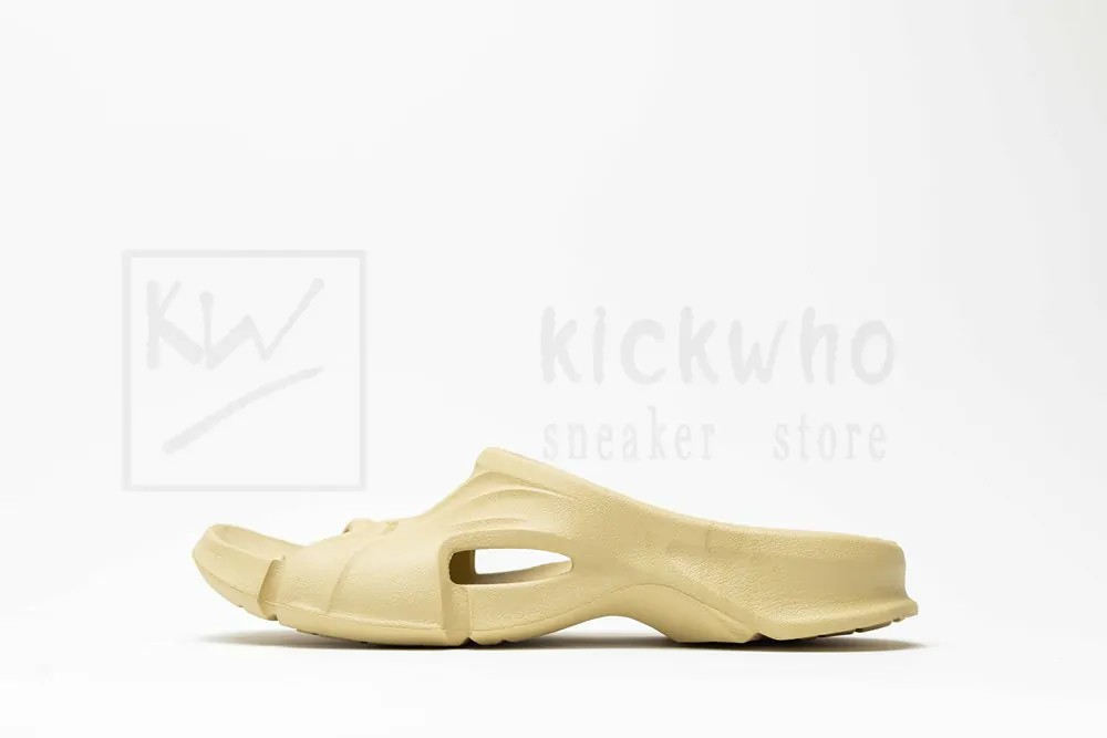 Ba*len*cia*ga mold slide sandal beige