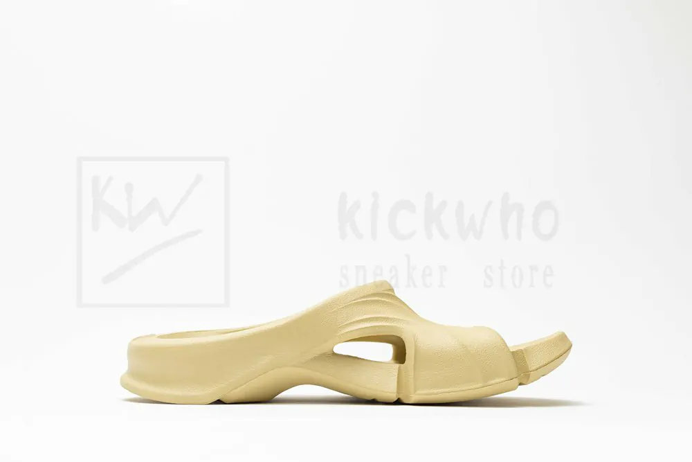 Ba*len*cia*ga mold slide sandal beige