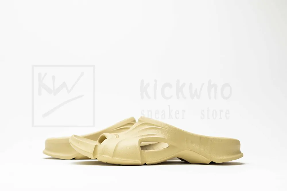 Ba*len*cia*ga mold slide sandal beige