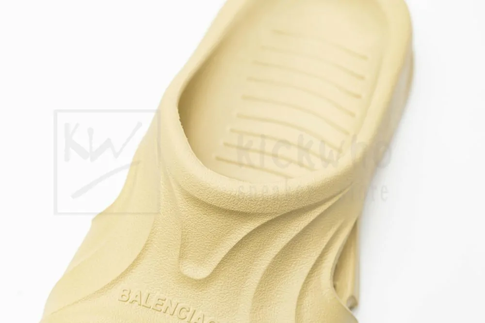 Ba*len*cia*ga mold slide sandal beige