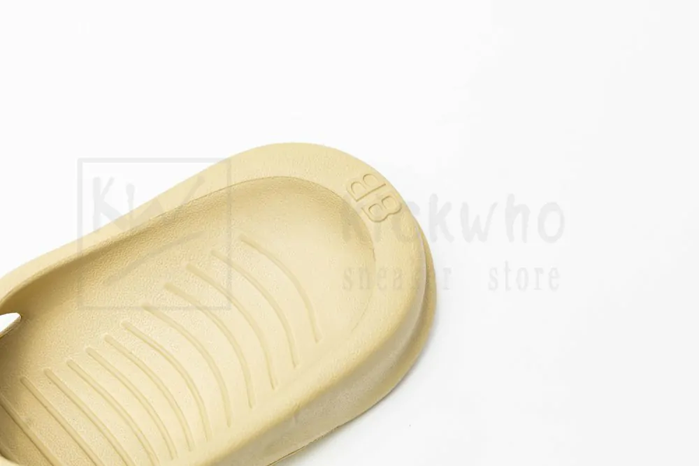 Ba*len*cia*ga mold slide sandal beige