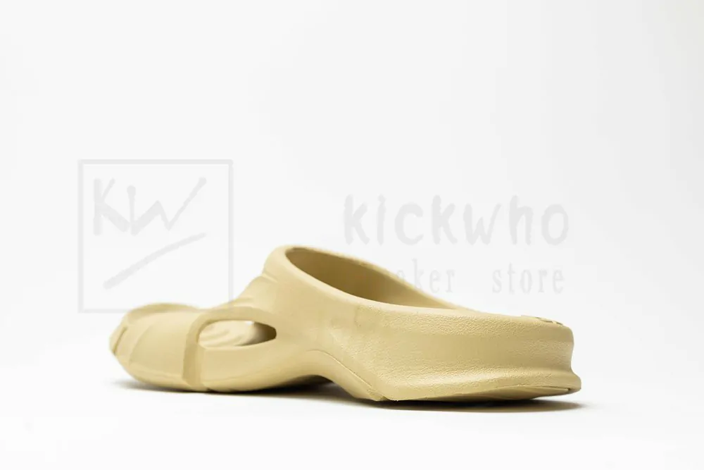 Ba*len*cia*ga mold slide sandal beige