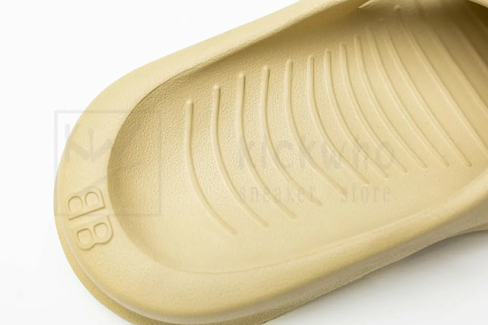 Ba*len*cia*ga mold slide sandal beige