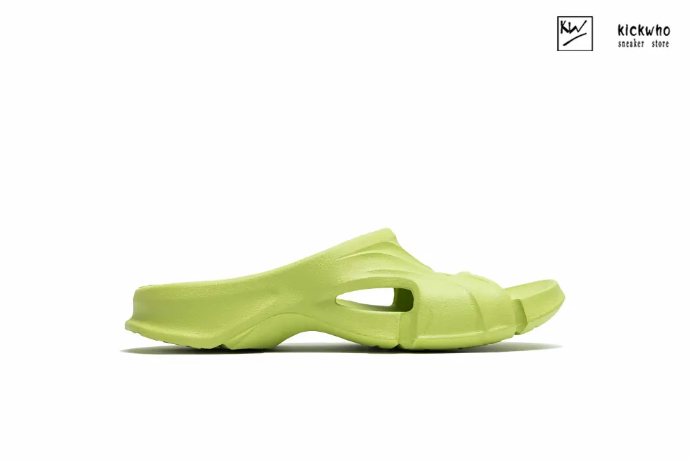 Ba*len*cia*ga mold slide sandal matcha green