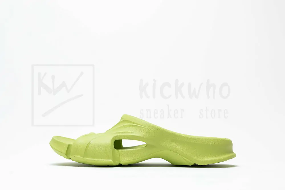 Ba*len*cia*ga mold slide sandal matcha green