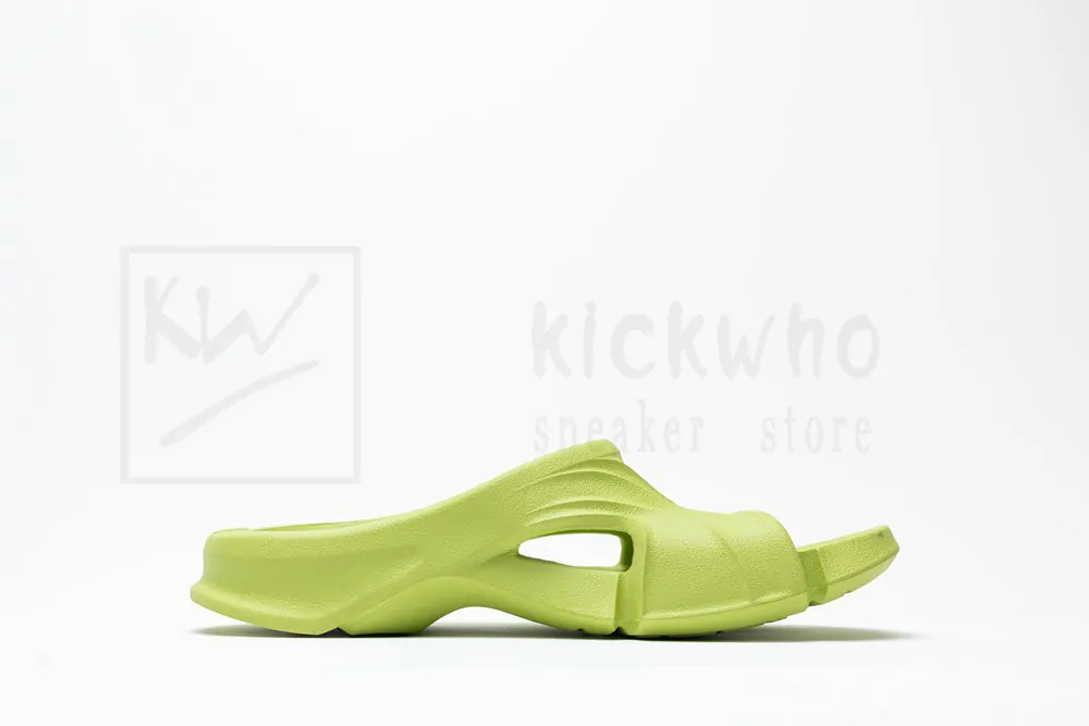 Ba*len*cia*ga mold slide sandal matcha green