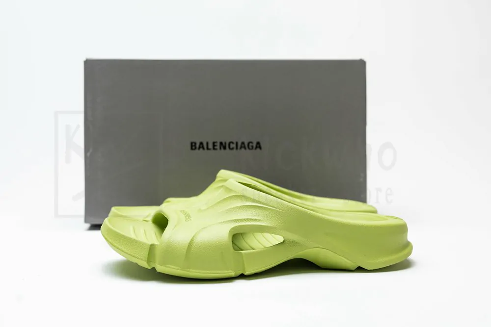 Ba*len*cia*ga mold slide sandal matcha green