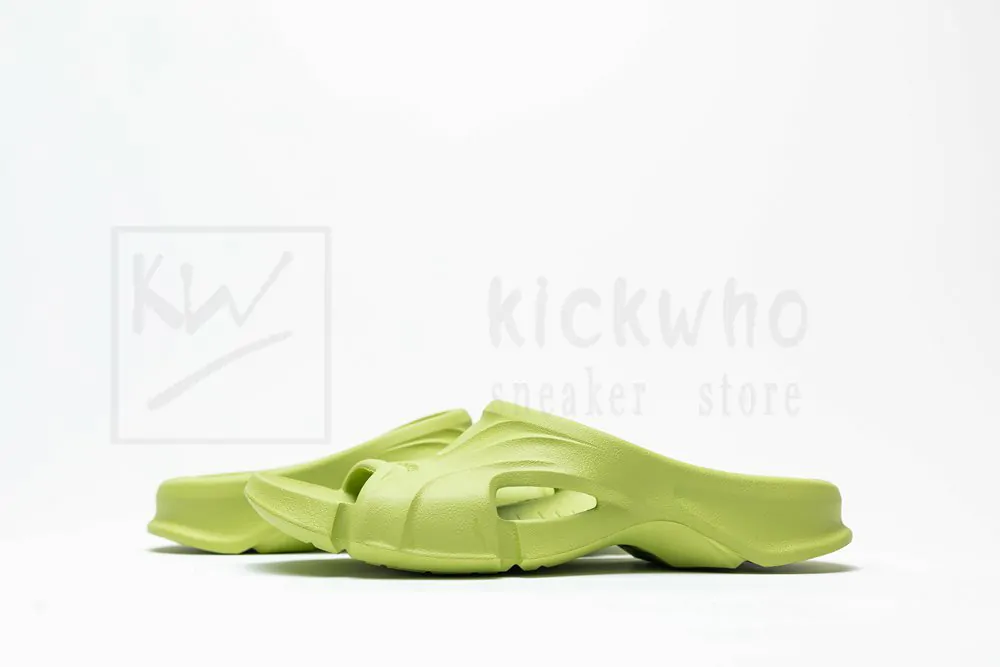 Ba*len*cia*ga mold slide sandal matcha green