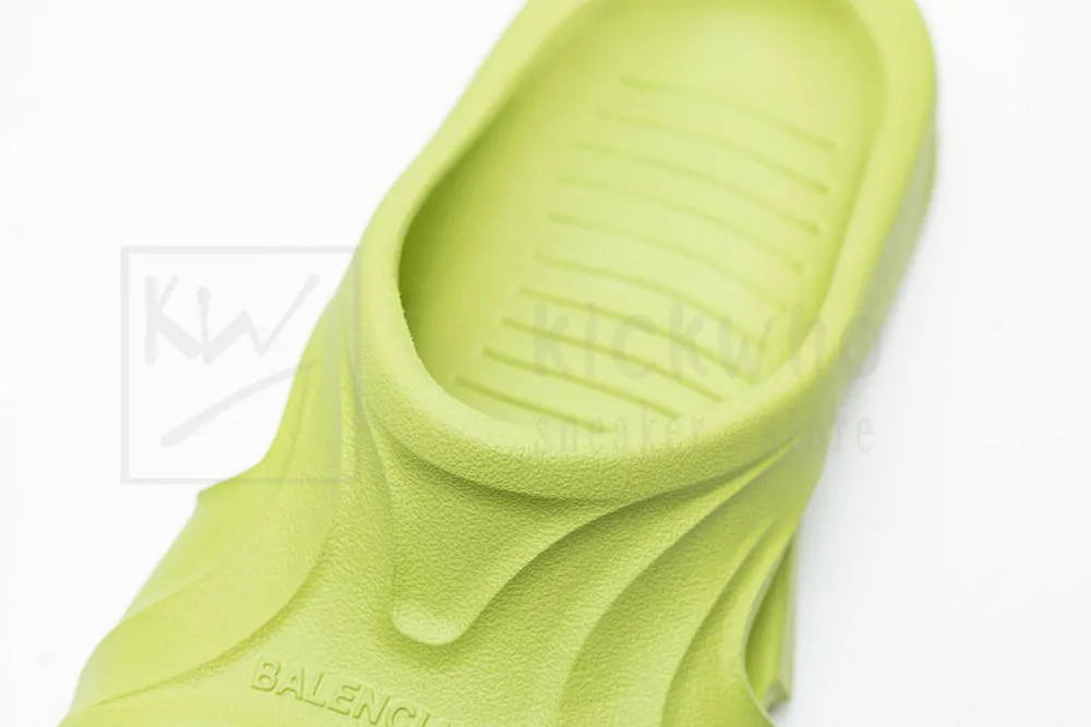 Ba*len*cia*ga mold slide sandal matcha green