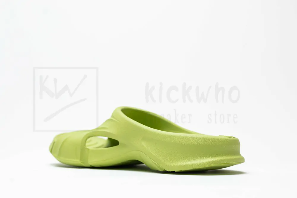 Ba*len*cia*ga mold slide sandal matcha green