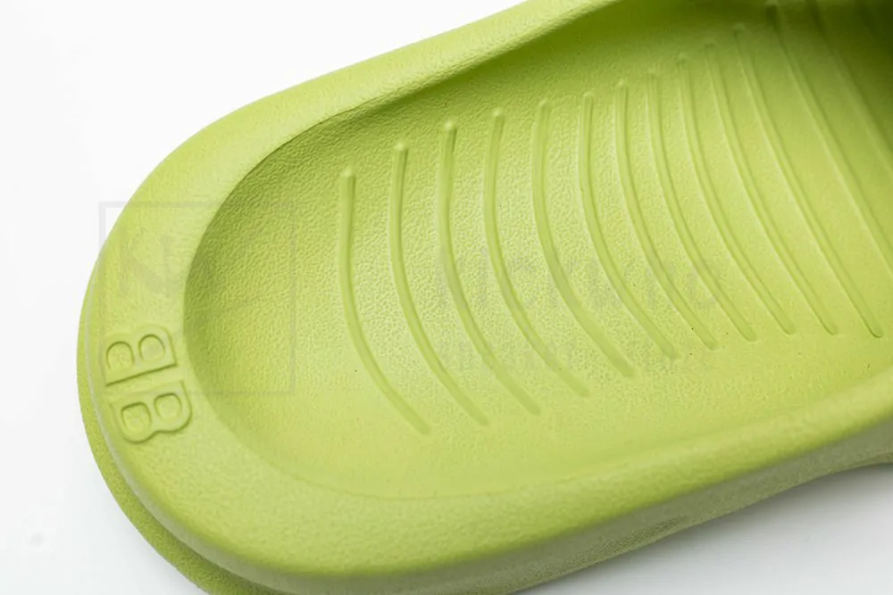 Ba*len*cia*ga mold slide sandal matcha green