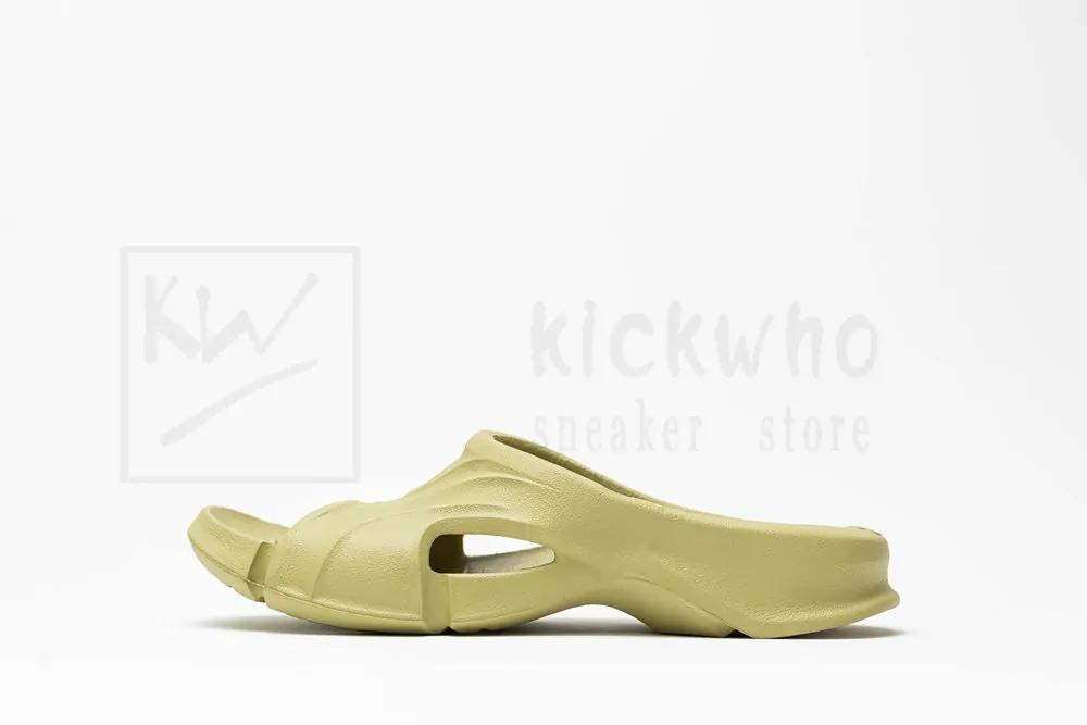 Ba*len*cia*ga mold slide sandal avocado