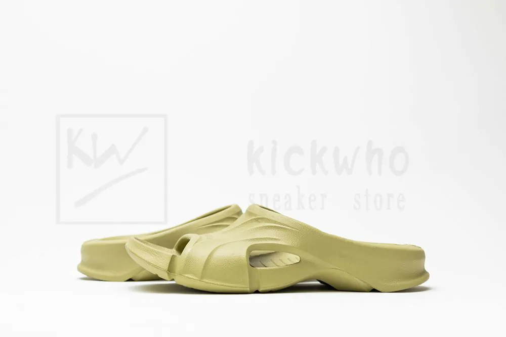 Ba*len*cia*ga mold slide sandal avocado