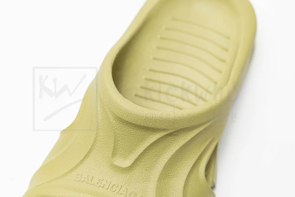 Ba*len*cia*ga mold slide sandal avocado