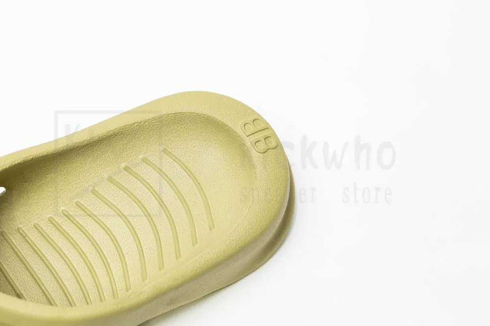 Ba*len*cia*ga mold slide sandal avocado