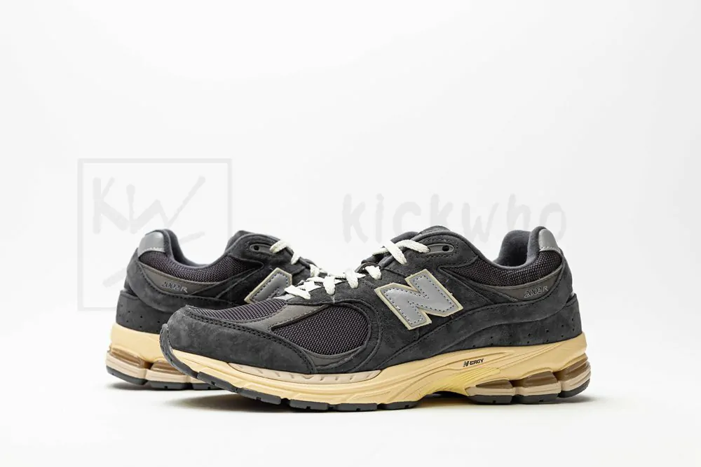 new balance 2002r