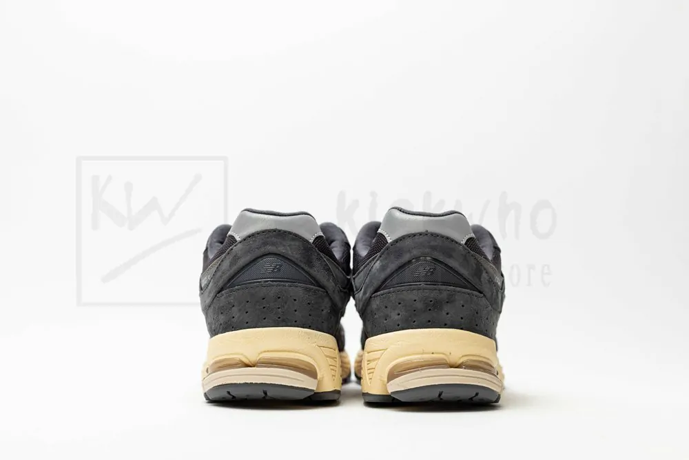 new balance 2002r