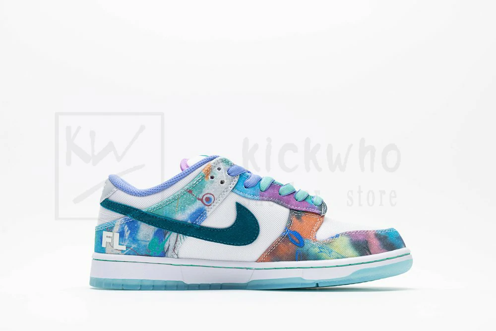 futura laboratories x dunk low sb