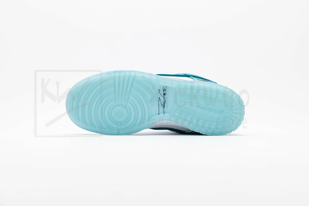 futura laboratories x dunk low sb