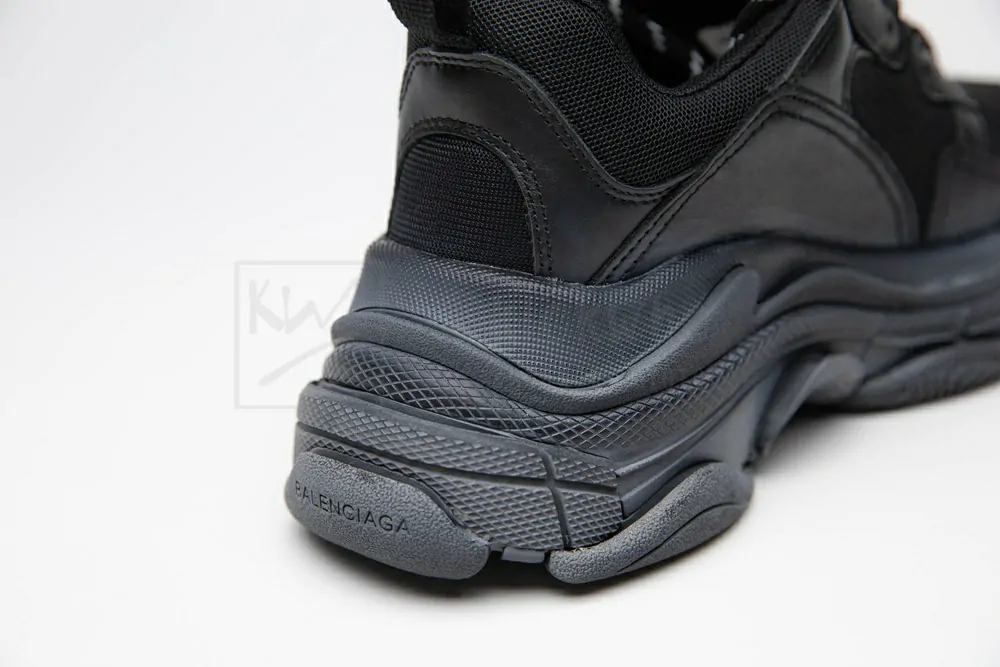 Ba*len*cia*ga triple s trainer pirate black "godkiller" 534162 w09o1 1000